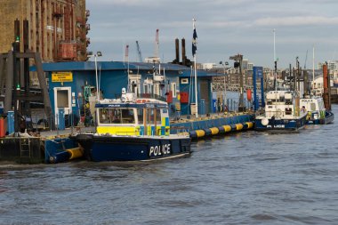 Londra, İngiltere - 17 Ekim 2017: Thames Nehri rezerv devriye polis teknesi acil durum için.