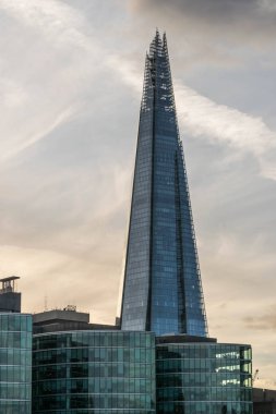 Londra, İngiltere - 17 Ekim 2017: Thames nehir görünümünden bina Shard.