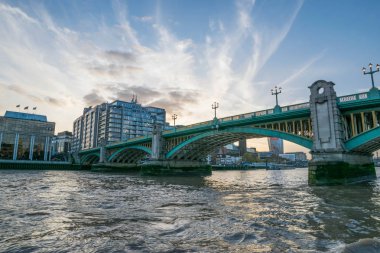 Londra, İngiltere - 17 Ekim 2017: Thames Nehri İngiltere'de Londra Southwark Köprüsü.