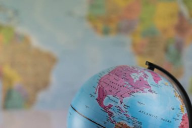 Arka plan olarak bulanık harita harita dünya üzerinde Amerika Birleşik Devletleri