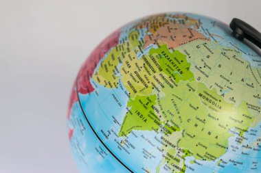 Asya harita üzerinde beyaz arka plan ile bir dünya.