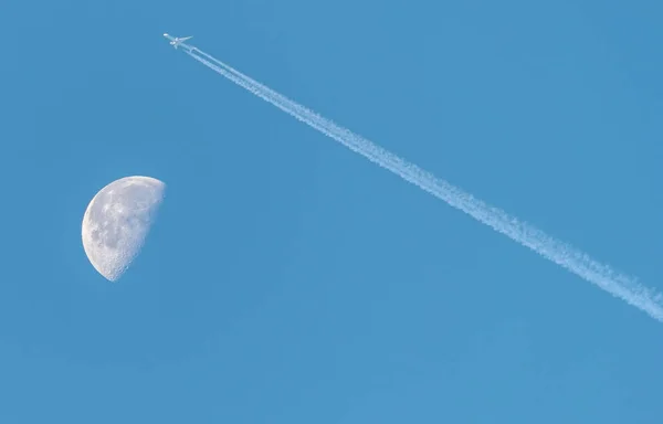 Son üç aylık dönem, ay üzerinde bir uçak ile gündüz atış yakınındaki azalan Gibbous ay.