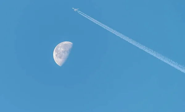 Son üç aylık dönem, ay üzerinde bir uçak ile gündüz atış yakınındaki azalan Gibbous ay.