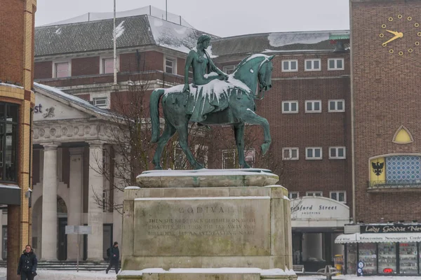 Coventry, Anglia, Wielka Brytania - 3 marca 2018: Lady Godiva statua w Broadgate w mieście centrum, Coventry, West Midlands, England, Uk, Europa Zachodnia. — Zdjęcie stockowe