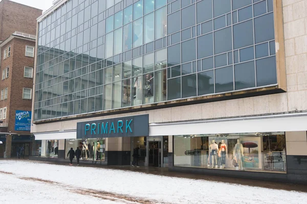 Coventry, İngiltere - 3 Mart 2018: PRIMARK mağaza, ünlü moda markası İngilterede.