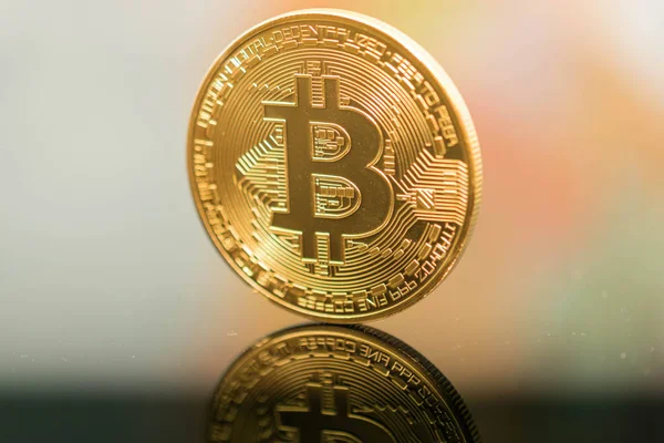 Aşırı altın Bitcoin para Bitcoin cryptocurrency kapatın. İş kavramı.