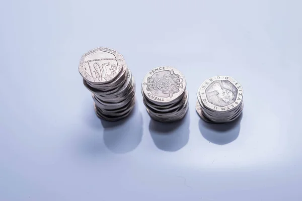 Stosy różne brytyjskie monety na białym tle. — Zdjęcie stockowe