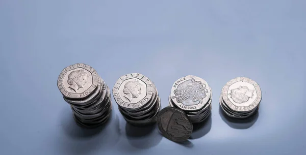 Halom különböző brit érméken, fehér alapon. — Stock Fotó