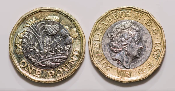 Close up fotos foco de novo Reino Unido Libra moeda isolada em um fundo branco — Fotografia de Stock