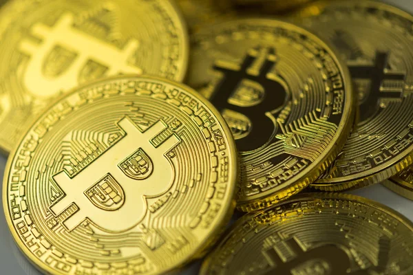 Aşırı altın Bitcoin para Bitcoin cryptocurrency kapatın. İş kavramı.
