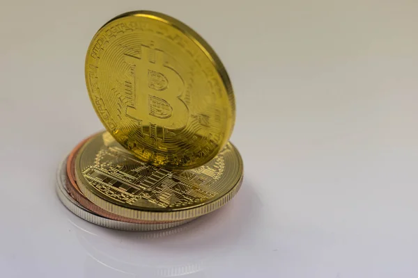 Aşırı altın Bitcoin para Bitcoin cryptocurrency kapatın. İş kavramı.