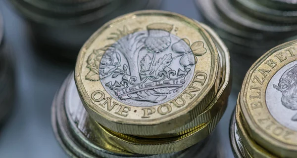 Közelről összpontosít fénykép új Egyesült Királyság font érme, között más brit érmék — Stock Fotó