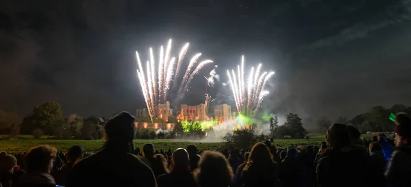 Menschen beobachten Feuerwerk am Lagerfeuer 4. November Feier, Kenilworth Castle, Vereinigtes Königreich. — Stockfoto