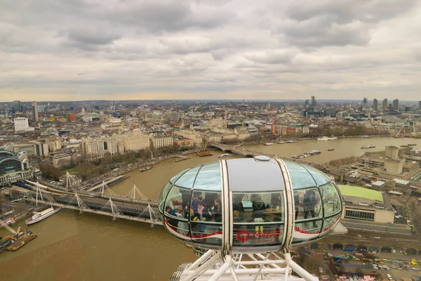 London, Wielka Brytania, 17 lutego, 2018:Close się z London Eye w Londynie, w Wielkiej Brytanii z turystycznych gospodarstwa kapsułki w widoku. specjalny widok na panoramę miasta Londyn. — Zdjęcie stockowe