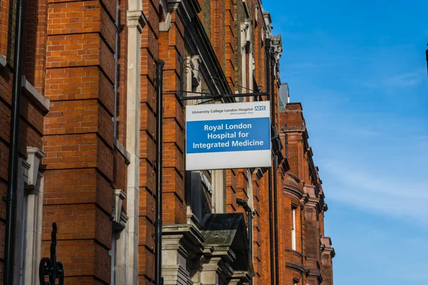 London, Büyük Britanya, 17 Şubat 2018: Great Ormond Street Hastanesi'nin Bloomsbury çocuklarda ön planda bilgi işareti ile ön girişi