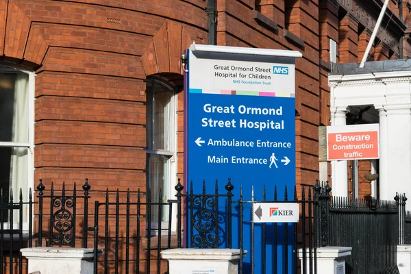 London, Büyük Britanya, 17 Şubat 2018: Great Ormond Street Hastanesi'nin Bloomsbury çocuklarda ön planda bilgi işareti ile ön girişi