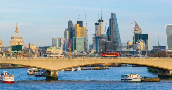 Londýn, Spojené království, 17. února 2018: panorama města Londýna s Waterloo brodge v popředí, obchodní čtvrť na pozadí — Stock fotografie