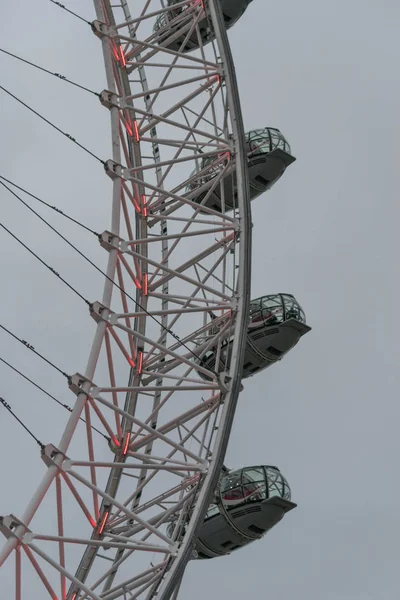 LONDRES, Reino Unido - 17 de octubre de 2017: Primer plano del London Eye en Londres, Inglaterra con cápsula de retención turística a la vista . —  Fotos de Stock