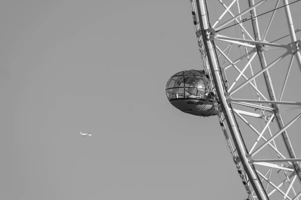 LONDRES, Reino Unido - 17 de octubre de 2017: Primer plano del London Eye en Londres, Inglaterra con cápsula de retención turística a la vista . — Foto de Stock