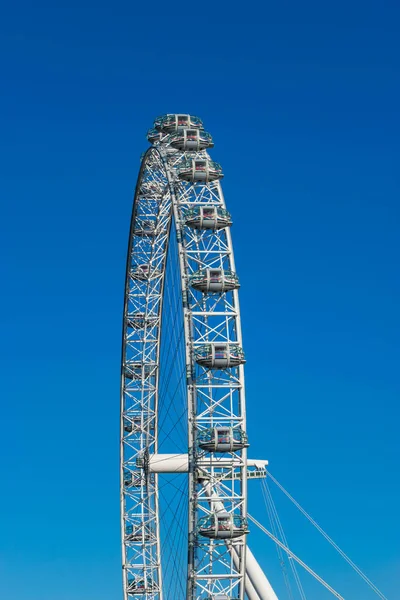 LONDON, UK - October 17th, 2017: Close up of the London Eye in London, England with tourist holding capsule in view. — Stock Photo, Image