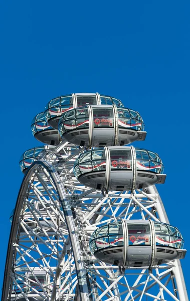 LONDON, UK - October 17th, 2017: Close up of the London Eye in London, England with tourist holding capsule in view. — Stock Photo, Image