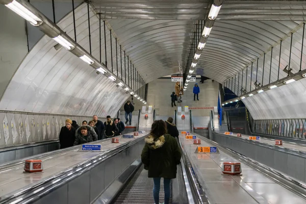 英国伦敦, 2018年2月17日: 伦敦地铁自动扶梯. — 图库照片