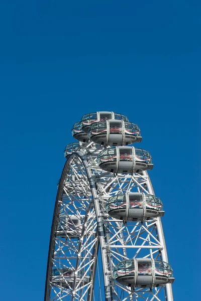 LONDON, UK - October 17th, 2017: Close up of the London Eye in London, England with tourist holding capsule in view. — Stock Photo, Image