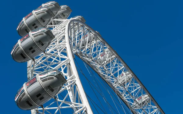 LONDRES, Royaume-Uni - 17 octobre 2017 : Gros plan du London Eye à Londres, en Angleterre, avec une capsule touristique en vue . — Photo