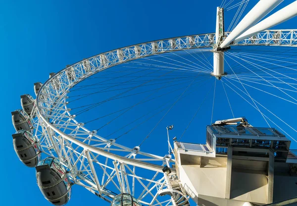 LONDON, UK - October 17th, 2017: Close up of the London Eye in London, England with tourist holding capsule in view. — Stock Photo, Image