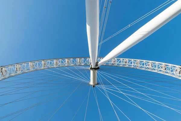 London, uk - 17. oktober 2017: nahaufnahme des londoner auges in london, england mit blick auf die rotationsachse. — Stockfoto