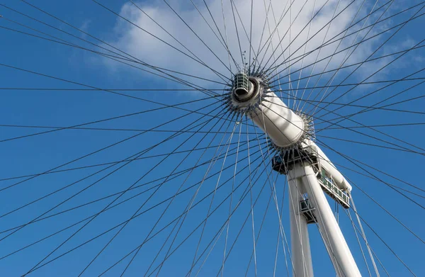 LONDRES, Royaume-Uni - 17 octobre 2017 : Gros plan sur le London Eye à Londres, en Angleterre, avec vue sur l'axe de rotation . — Photo