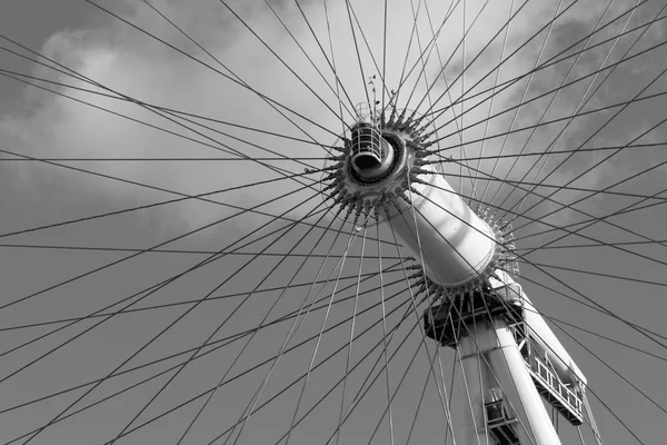 London, uk - 17. oktober 2017: nahaufnahme des londoner auges in london, england mit blick auf die rotationsachse, schwarz-weiß. — Stockfoto