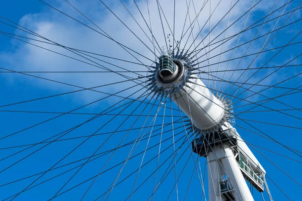 London, Wielka Brytania - 17 października 2017: Zbliżenie z London Eye, Londyn z widokiem osi obrotowej. — Zdjęcie stockowe