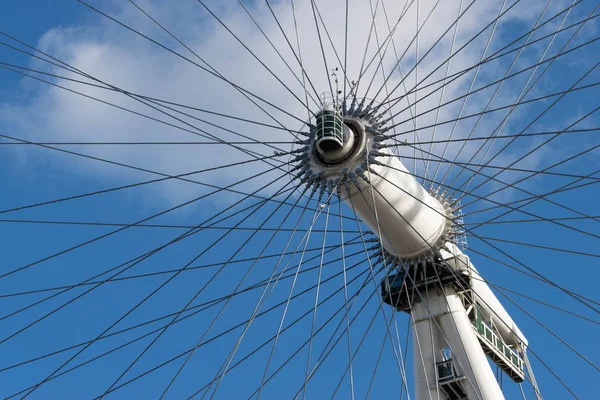 LONDRES, Reino Unido - 17 de octubre de 2017: Primer plano del London Eye en Londres, Inglaterra con vista al eje rotacional . — Foto de Stock