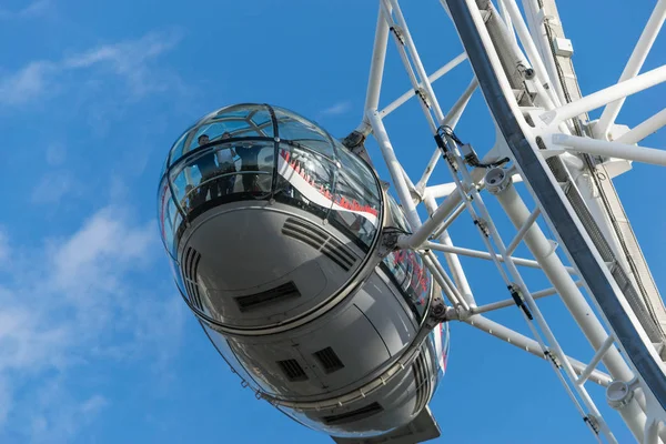 LONDON, UK - October 17th, 2017: Close up of the London Eye in London, England with tourism holding capsule in view. — Stock Photo, Image