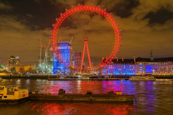 Londra, Regno Unito, 17 febbraio 2018: skyline del Regno Unito la sera. Iluminazione del London Eye e degli edifici adiacenti al Tamigi — Foto Stock
