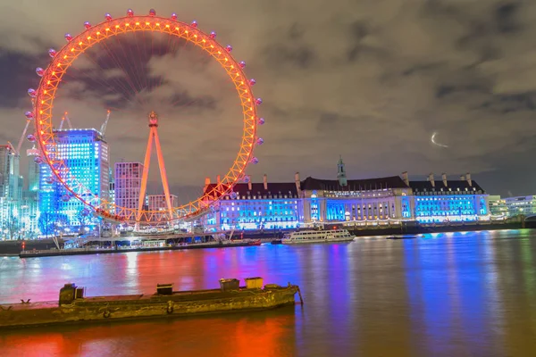 Londres, Reino Unido, 17 de febrero de 2018: horizonte del Reino Unido por la noche. Iluminación del London Eye y los edificios junto al río Támesis —  Fotos de Stock