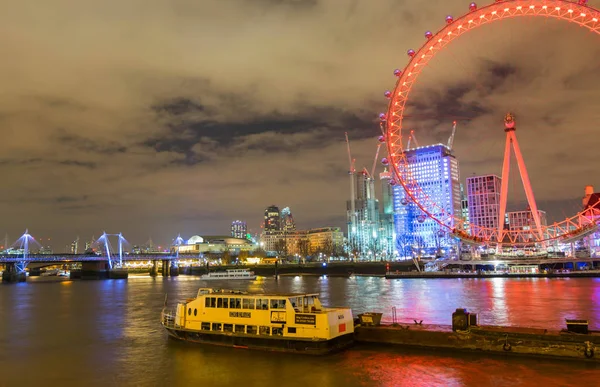 Londres, Reino Unido, 17 de febrero de 2018: horizonte del Reino Unido por la noche. Iluminación del London Eye y los edificios junto al río Támesis —  Fotos de Stock