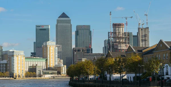 LONDON, Reino Unido - 17 de outubro de 2017: Canary Wharf Business District em Londres . — Fotografia de Stock