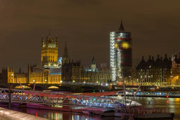 London, Wielka Brytania, 17 lutego 2018: Westminster bridge i big Bena remont Rusztowania budowlane z gmachu Parlamentu w widoku. — Zdjęcie stockowe