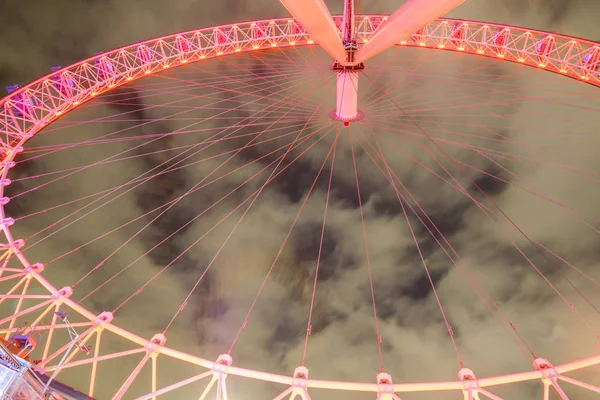 London, United Kingdom, February 17, 2018: UK skyline in the evening. Ilumination of the London Eye — Stock Photo, Image