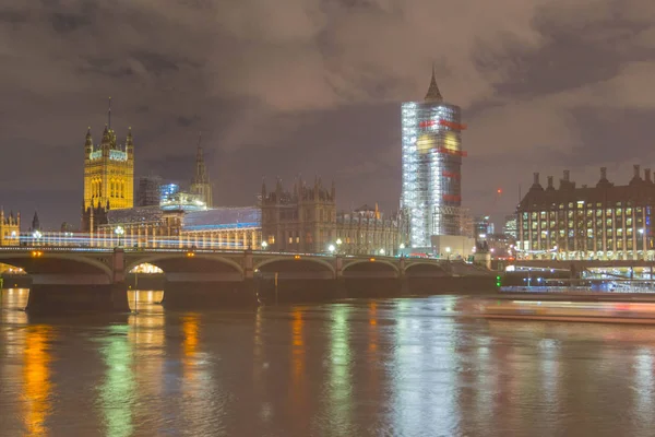 London, Wielka Brytania, 17 lutego 2018: Westminster bridge i big Bena remont Rusztowania budowlane z gmachu Parlamentu w widoku. — Zdjęcie stockowe