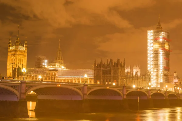 London, Wielka Brytania, 17 lutego 2018: Westminster bridge i big Bena remont Rusztowania budowlane z gmachu Parlamentu w widoku. — Zdjęcie stockowe