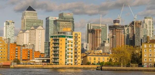 Londra, İngiltere - 17 Ekim 2017: Canary Wharf Londra iş bölgesinde.