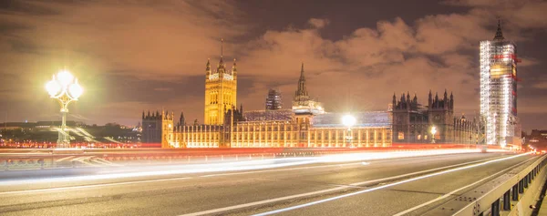 Londres, Reino Unido, 17 de febrero de 2018: toma de larga exposición del puente Westminster y la construcción de andamios de renovación Big Ben con la casa del parlamento en vista . —  Fotos de Stock