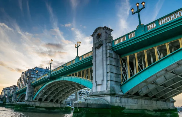 London Southwark bridge w Tamizie Uk. — Zdjęcie stockowe