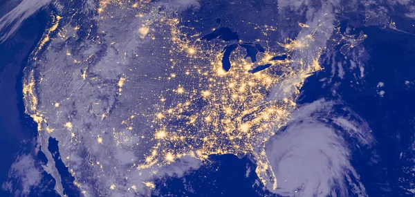Amerika Birleşik Devletleri ışıklar gece olarak uzaydan gibi görünüyor. Bu görüntü unsurları Nasa tarafından döşenmiştir