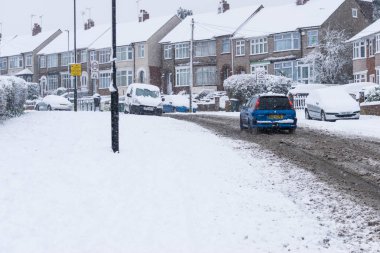 Coventry, İngiltere 10-12-2017: yoğun kar yağışı, kar ile kaplı bir yaş ve etkilenen Rating.