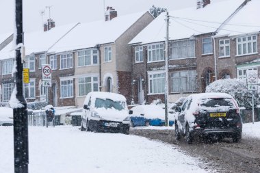 Coventry, İngiltere 10-12-2017: yoğun kar yağışı, kar ile kaplı bir yaş ve etkilenen Rating.