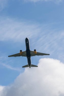 Birmingham International Airport, Birmingham, İngiltere - 28 Ekim 2017: Birmingham Uluslararası Havaalanı Kalkış bir Ryanair havayolu uçak.